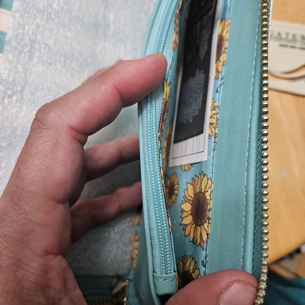 Disney Loungfly Pocahontas Wallet - Picture 4 of 7